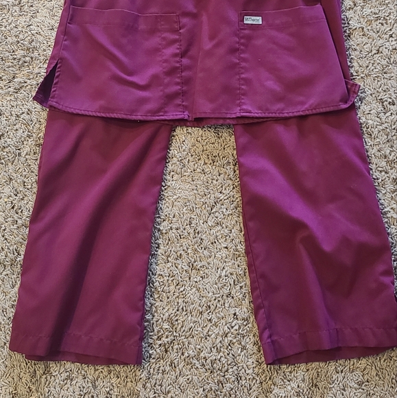 Grey's Anatomy Scrubs - Picture 2 of 2